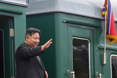 KCNA: Chuyến thăm của ông Kim Jong Un 'mở ra chương mới' cho Nga - Triều Tiên - Ảnh 1. Nhà lãnh đạo Triều Tiên Kim Jong Un vẫy tay chào trước khi lên đoàn tàu bọc thép tại nhà ga Artyom ở vùng Primorsky, Nga hôm 17-9 - Ảnh: AFP