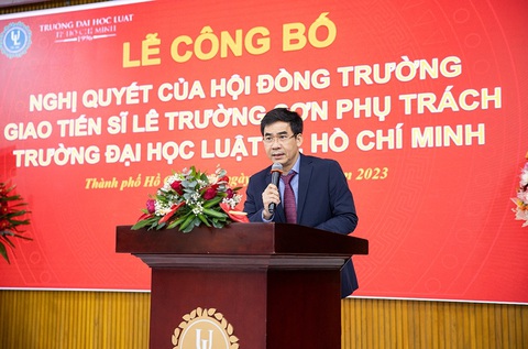 Trường đại học Luật TP.HCM chính thức có hiệu trưởng - Ảnh 1. TS Lê Trường Sơn phát biểu nhận nghị quyết giao phụ trách Trường đại học Luật TP.HCM hôm 27-4 - Ảnh: THÀNH AN