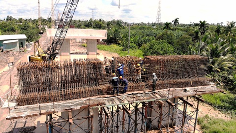 Có cầu Đại Ngãi, thêm cơ hội làm ăn - Ảnh 2. Cầu Rạch Miễu 2 đang gấp rút thi công, dự kiến hoàn thành trong năm 2026, sẽ kết nối các tỉnh ven biển Tây Nam Bộ thuận lợi hơn - Ảnh: MẬU TRƯỜNG