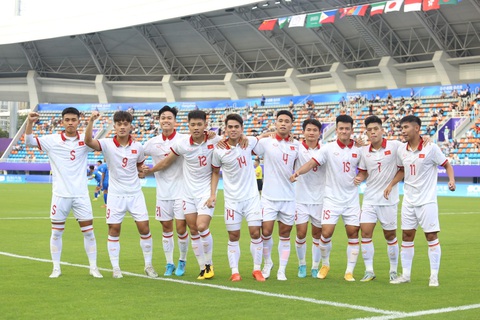 Olympic Việt Nam ra quân ở Asiad 19, 'xôi lạc' đắt hàng - Ảnh 2. Niềm vui của Olympic Việt Nam khi ghi bàn vào lưới Olympic Mông Cổ - Ảnh: ĐỨC KHUÊ
