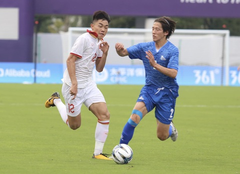 Olympic Việt Nam ra quân ở Asiad 19, 'xôi lạc' đắt hàng - Ảnh 1. Olympic Việt Nam (áo trắng) trong trận đấu với Olympic Mông Cổ - Ảnh: ĐỨC KHUÊ