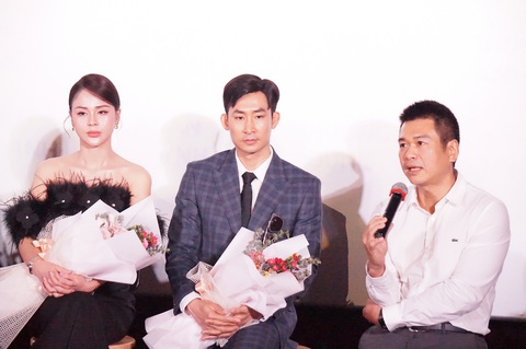Ông Lê Anh Ngọc (phải) - đại diện nhà sản xuất Viettel Media - chia sẻ tại buổi họp báo cùng diễn viên Trọng Nhân, Lương Thu Trang - Ảnh: T.ĐIỂU Ông Lê Anh Ngọc (bìa phải) - đại diện nhà sản xuất Viettel Media - chia sẻ tại buổi họp báo cùng diễn viên Trọng Nhân, Lương Thu Trang - Ảnh: T.ĐIỂU