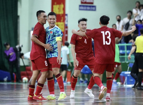 Tuyển futsal Việt Nam hòa đương kim á quân futsal châu Âu 3-3 - Ảnh 3. Niềm vui của đội trưởng Phạm Đức Hòa và các cầu thủ futsal Việt Nam sau bàn gỡ - Ảnh: Y KIỆN