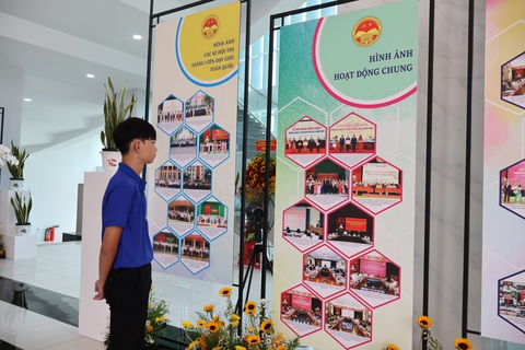 Triển lãm hình ảnh và trưng bày sách phục vụ Hội thi giảng viên dạy giỏi toàn quốc lần thứ VIII - Ảnh 1. Triển lãm hình ảnh và trưng bày sách phục vụ Hội thi giảng viên dạy giỏi toàn quốc lần thứ VIII - Ảnh 1.