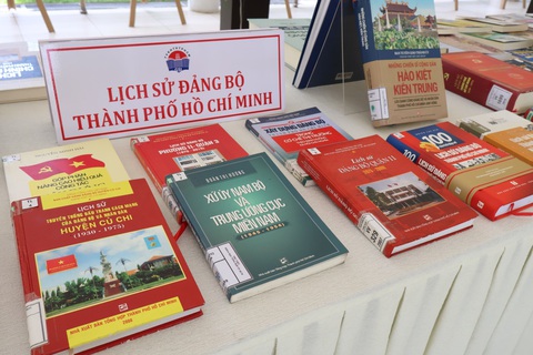 Triển lãm hình ảnh và trưng bày sách phục vụ Hội thi giảng viên dạy giỏi toàn quốc lần thứ VIII - Ảnh 3. Chuyên đề "Lịch sử Đảng bộ TP.HCM" có hơn 10 đầu sách từ Nhà xuất bản Tổng Hợp TP.HCM, Nhà xuất bản Văn Hóa - Văn Nghệ - Ảnh: GIA HÂN