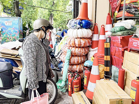 Khắp nơi "cháy" thang dây, mặt nạ - Ảnh 1. Người dân tìm mua thiết bị thoát hiểm tại một cửa hàng ở phố Đê La Thành, quận Đống Đa (Hà Nội) - Ảnh: HỒNG QUANG