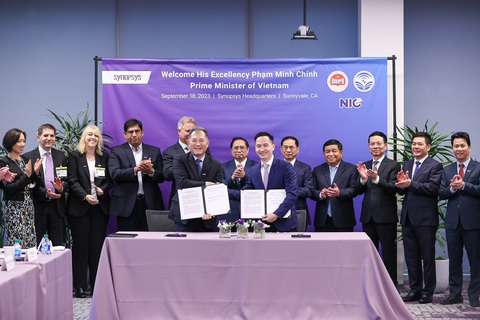 Sắp có viện bán dẫn, hệ thống siêu tính toán công nghệ Mỹ tại Việt Nam - Ảnh 2. Thủ tướng Phạm Minh Chính cùng các bộ trưởng và lãnh đạo Synopsys chứng kiến lễ trao văn kiện hợp tác - Ảnh: NHẬT BẮC