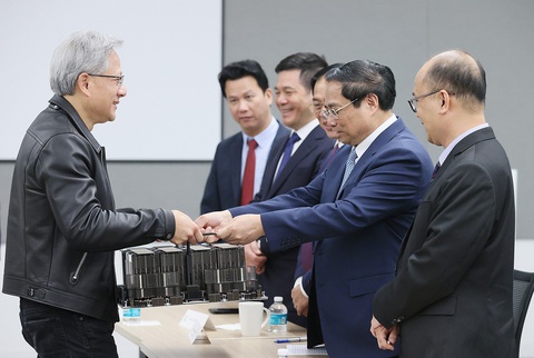 CEO tập đoàn chip hơn 1.000 tỉ USD của Mỹ đến Việt Nam- Ảnh 2. Ông Jensen Huang giới thiệu với Thủ tướng Phạm Minh Chính con chip AI A100 hồi tháng 9-2023 - Ảnh: TTXVN