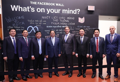 Thủ tướng Phạm Minh Chính và khoảnh khắc đáng nhớ tại tập đoàn Meta - Ảnh 1. Thủ tướng Phạm Minh Chính cùng các đại biểu trước tấm bảng ghi rõ các đối tác quan trọng và hoạt động hợp tác nổi bật của Meta tại Việt Nam, trong đó có Cổng thông tin điện tử Chính phủ - Ảnh: VGP/Nhật Bắc