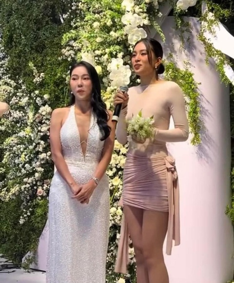 Tiểu Vy có hành động bất ngờ sau màn bắt hoa cưới thành công - Ảnh 2. Tiểu Vy tiếp tục trao lại may mắn từ bó hoa cưới cho nhân vật đặc biệt