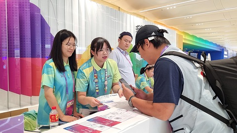 Những người làm đẹp Asiad - Ảnh 1. Các tình nguyện viên ở Asiad 19 hầu hết là sinh viên đại học ở Chiết Giang - Ảnh: H Đ.