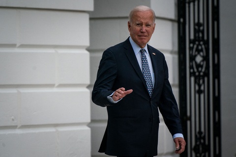 Tổng thống Biden giải thích lý do tái tranh cử bất chấp tuổi tác - Ảnh 1. Tổng thống Mỹ Joe Biden chuẩn bị bước lên trực thăng Marine One khi ông rời Nhà Trắng hôm 17-9 - Ảnh: AFP