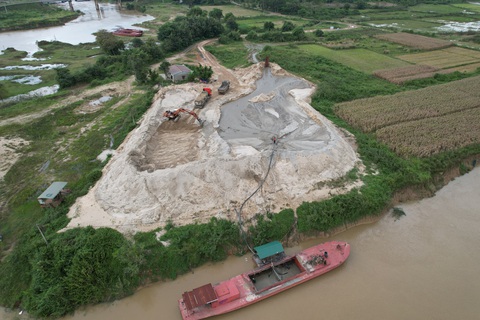 Theo ngành thuế hai tỉnh Đắk Lắk và Đắk Nông, các doanh nghiệp có dấu hiệu kê khai không đầy đủ, gây thất thu thuế. Trong ảnh: Cảnh khai thác, vận chuyển tấp nập của một trong những bến cát của Công ty cổ phần vật liệu xây dựng Tây Nguyên - Ảnh: TRUNG TÂN Theo ngành thuế hai tỉnh Đắk Lắk và Đắk Nông, các doanh nghiệp có dấu hiệu kê khai không đầy đủ, gây thất thu thuế. Trong ảnh: Cảnh khai thác, vận chuyển của một bến cát - Ảnh: TRUNG TÂN