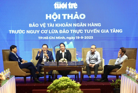 Mất hơn 25 tỉ đồng vì bị lừa làm 'việc nhẹ lương cao', làm sao để tránh các vụ lừa đảo tương tự? - Ảnh 5. Các diễn giả chia sẻ các biện pháp phòng chống lừa đảo trực tuyến - Ảnh: HỮU HẠNH