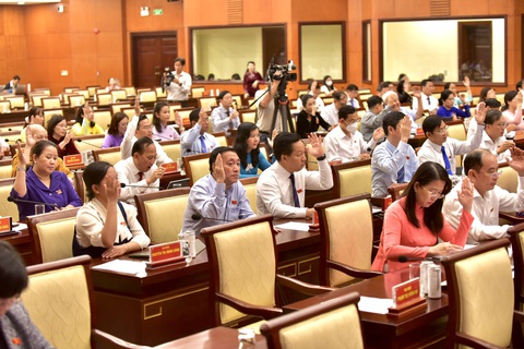 TP.HCM chính thức thu phí vỉa hè từ 1-1-2024 - Ảnh 1. Các đại biểu biểu quyết thông qua nghị quyết - Ảnh: T.T.D.