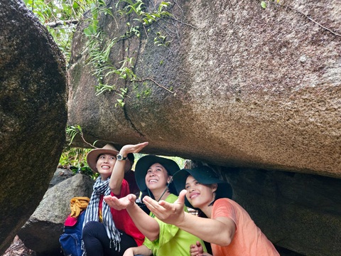 Nghỉ lễ 2-9: Chinh phục ‘chú trâu khổng lồ’ giữa Nha Trang - Ảnh 5. Đoàn leo núi trú mưa trong một hang đá tự nhiên - Ảnh: MINH CHIẾN