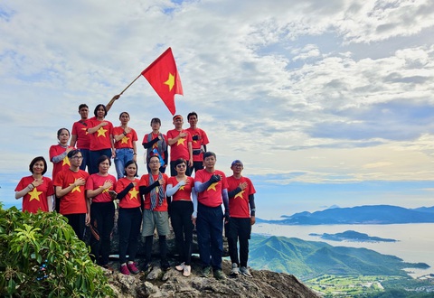 Nghỉ lễ 2-9: Chinh phục ‘chú trâu khổng lồ’ giữa Nha Trang - Ảnh 10. Chào cờ nhân dịp 2-9 trên đỉnh Hoàng Ngưu Sơn - Ảnh: MINH CHIẾN