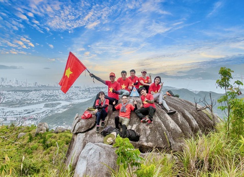 Nghỉ lễ 2-9: Chinh phục ‘chú trâu khổng lồ’ giữa Nha Trang - Ảnh 1. Đoàn leo núi tại điểm cao nhất trên đỉnh Hoàng Ngưu Sơn - Ảnh: PHÚC DƯƠNG