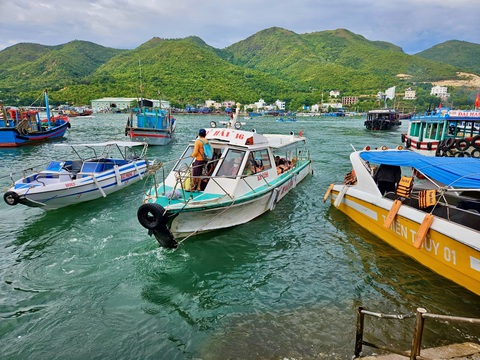 Nghỉ lễ 2-9: Tour biển đảo Nha Trang chỉ bằng ngày cuối tuần trong hè - Ảnh 3. Các tàu thuyền ra vào bến không quá tấp nập như đợt cao điểm hè - Ảnh: MINH CHIẾN