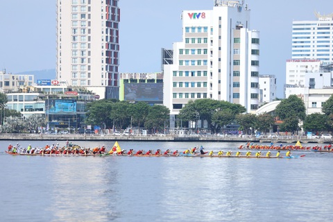 23 thuyền đua tranh tài kịch tính trên sông Hàn mừng Quốc khánh - Ảnh 2. Giải đua lần này có 23 thuyền đua hai địa phương là TP Đà Nẵng và tỉnh Quảng Nam tranh tài - Ảnh: V.T.V
