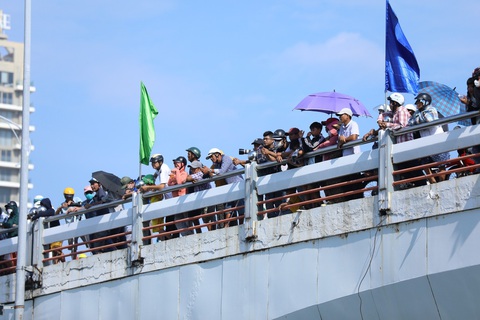 23 thuyền đua tranh tài kịch tính trên sông Hàn mừng Quốc khánh - Ảnh 6. Người dân, du khách tập trung trên cầu sông Hàn xem các thuyền đua tranh tài ngày 2-9 - Ảnh: V.T.V