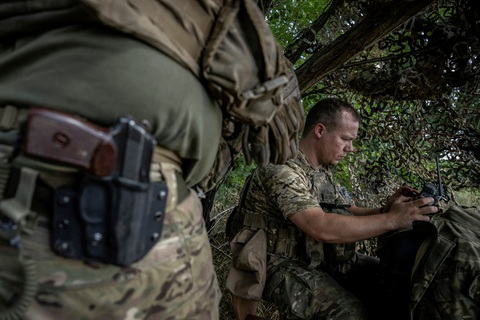 Một quân nhân Ukraine điều khiển máy bay không người lái FPV từ vị trí của mình ở tiền tuyến, gần làng Robotyne, vùng Zaporizhzhia, Ukraine ngày 25-8 Ảnh: REUTERS Binh sĩ Ukraine điều khiển máy bay không người lái FPV từ tiền tuyến, gần làng Robotyne, vùng Zaporizhzhia, Ukraine ngày 25-8 - Ảnh: REUTERS