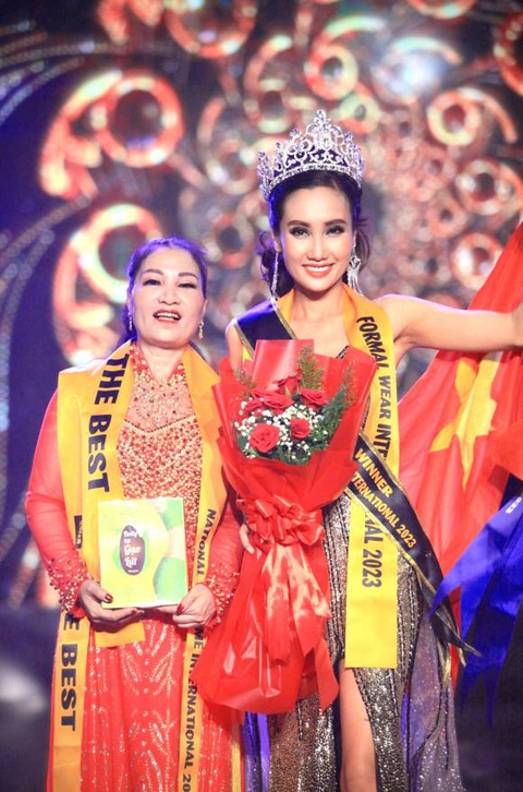 Chân dung Tân hoa hậu Vietnam King and Queen International 2023 - Huỳnh Thi - Ảnh 3. Huỳnh Thi rạng rỡ trong giờ pghust đăng quang