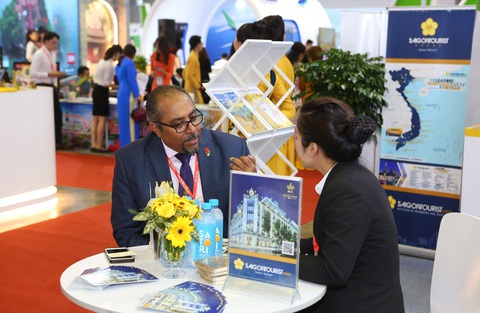 Saigontourist Group ưu đãi đến 30 triệu đồng tại Hội chợ ITE HCMC - Ảnh 3. Nhân viên Saigontourist Group tiếp xúc với khách hàng quốc tế - Hội chợ ITE HCMC 2022
