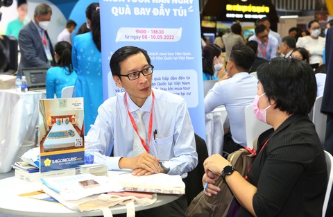 Saigontourist Group ưu đãi đến 30 triệu đồng tại Hội chợ ITE HCMC - Ảnh 4. Đông đảo khách hàng đã được Saigontourist Group tư vấn sử dụng các dịch vụ áp dụng chương trình ưu đãi lớn - Hội chợ ITE HCMC 2022