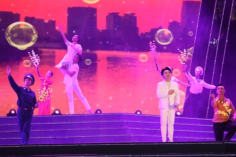 Trung Quang thể hiện ca khúc Người từ phương xa về - Ảnh: NGÔ TÙNG Trung Quang thể hiện ca khúc Người từ phương xa về - Ảnh: NGÔ TÙNG