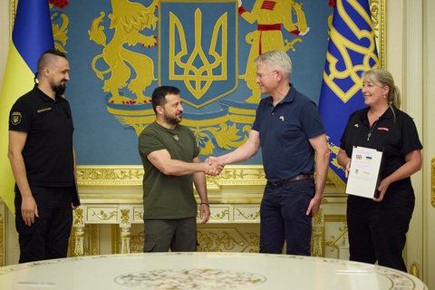 Nhà thầu quốc phòng lớn nhất Anh mở cơ sở ở Ukraine, Nga lập tức cảnh cáo - Ảnh 1. Tổng thống Ukraine Volodymyr Zelensky gặp gỡ đại diện nhà thầu quốc phòng BAE System hôm 31-8 - Ảnh: VĂN PHÒNG TỔNG THỐNG UKRAINE