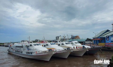 Ảnh hưởng bão số 3: Phà, tàu cao tốc từ đất liền đi Phú Quốc ngưng chạy ngay lễ 2-9 - Ảnh 1. Do ảnh hưởng bão số 3, thời tiết ở khu vực vùng biển Kiên Giang xấu nên tàu cao tốc neo đậu tại bến tàu TP Rạch Giá - Ảnh: CHÍ CÔNG