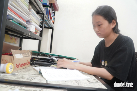 Sớm mồ côi cha mẹ, Lộc luôn nỗ lực học tập. Ảnh: LÊ TRUNG Sớm mồ côi cha mẹ, Đỗ Thị Xuân Lộc luôn nỗ lực học tập - Ảnh: LÊ TRUNG