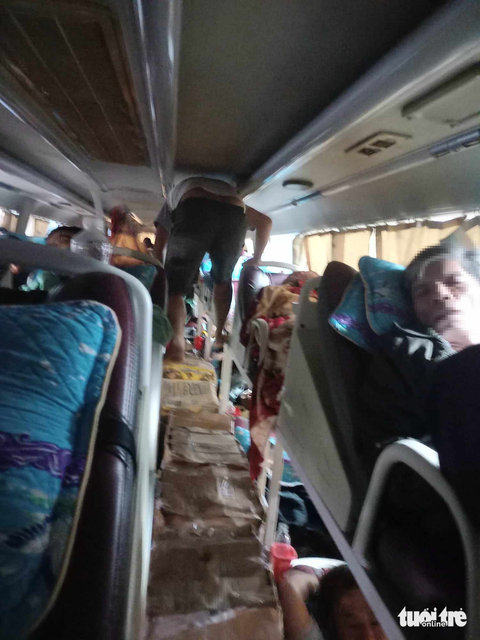 Hãi hùng đi xe giường nằm dịp lễ: Hàng chất kín xe, tràn cả lối lên xuống - Ảnh 5. Hàng hóa chất kín lối đi