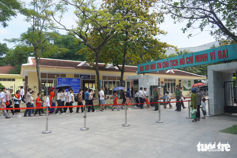 Người dân mọi miền về viếng Bác ngày Tết Độc lập - Ảnh 2. Đến hơn 11h trưa, hàng đoàn người vẫn xếp hàng trên đường Ngọc Hà