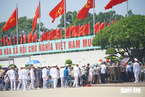Người dân mọi miền về viếng Bác ngày Tết Độc lập - Ảnh 3. Nhiều cụ già kiên nhẫn chờ xếp hàng vào Lăng được lực lượng chức năng đưa xe lăn hỗ trợ vào viếng Bác Hồ