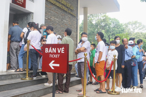 Hàng ngàn người xếp hàng chờ mua vé vào Dinh Độc Lập - Ảnh 2. Dòng người xếp hàng đợi mua vé vào tham quan di tích Dinh Độc Lập - Ảnh: TIÊN QUỐC