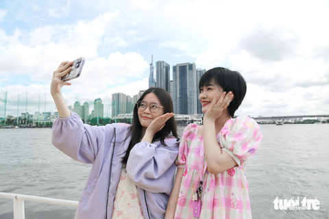 Buýt sông đắt khách, nhiều người ra về vì không mua được vé - Ảnh 1. Hai bạn trẻ Thanh Ly và Thùy Trang cho biết rất thích thú với chuyến đi này, hai cô nàng cũng thu về cho mình nhiều hình ảnh đẹp sau chuyến đi