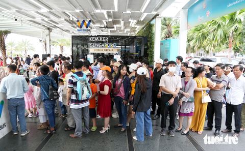Buýt sông đắt khách, nhiều người ra về vì không mua được vé - Ảnh 6. Hàng dài người chờ được xuống tàu, nhiều người cho biết đây là lần đầu họ trải nghiệm ngắm nhìn Sài Gòn ở một góc mới lạ như thế này