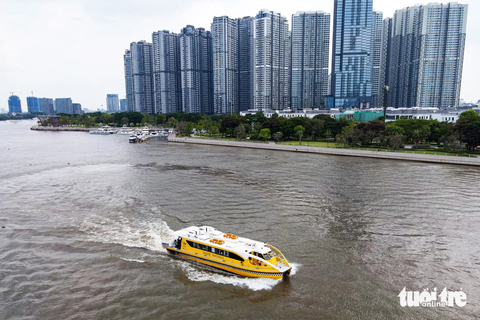 Buýt sông đắt khách, nhiều người ra về vì không mua được vé - Ảnh 11. Ngắm nhìn thành phố, tận hưởng những cơn gió lồng lộng trên buýt sông chắc chắn sẽ là một trải nghiệm thú vị cho các du khách trong dịp lễ này