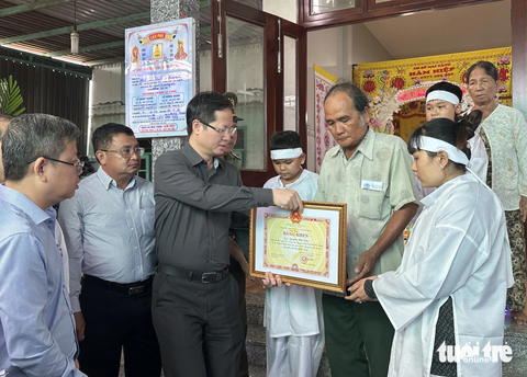 Chủ tịch tỉnh tặng bằng khen người bị điện giật trong vụ cháy ở Phan Thiết - Ảnh 1. Chủ tịch UBND tỉnh Bình Thuận Đoàn Anh Dũng trao bằng khen đột xuất đến tay thân nhân của anh Nguyễn Hữu Đốn - Ảnh: ĐỨC TRONG