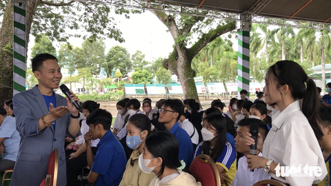 Tác giả Trung Nghĩa chỉ cách đọc được nhiều sách với ít tiền - Ảnh 1. Tác giả Trung Nghĩa trực tiếp giao lưu, giải đáp thắc mắc của các bạn học sinh - Ảnh: ĐẶNG TUYẾT
