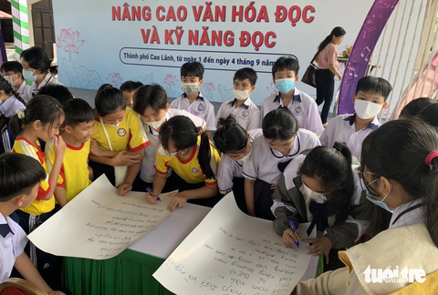 Tác giả Trung Nghĩa chỉ cách đọc được nhiều sách với ít tiền - Ảnh 2. Hoạt động sinh nhật cùng sách với các mini game giúp các em học sinh tìm hiểu về sách - Ảnh: ĐẶNG TUYẾT