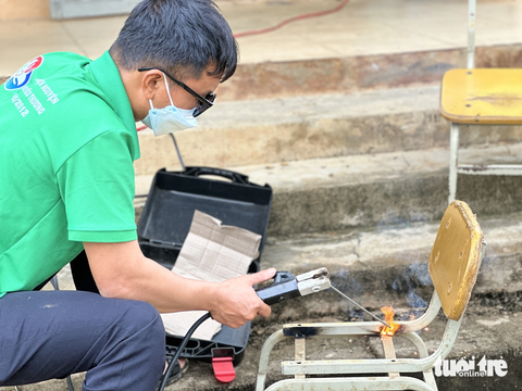 Những bộ bàn ghế gãy được hàn lại cho chắc chắn - Ảnh: MINH PHƯƠNG Những bộ bàn ghế gãy được hàn lại cho chắc chắn - Ảnh: MINH PHƯƠNG