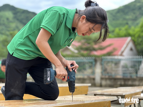 Bạn Lê Phạm Kim Sinh - học sinh lớp 12 trường THPT Phan Đình Phùng (xã Ea Kly, Krông Pắk, Đắk Lắk) đã tham gia 16 chuyến đi sửa trường học, bàn ghế - Ảnh: MINH PHƯƠNG Bạn Lê Phạm Kim Sinh - học sinh lớp 12 trường THPT Phan Đình Phùng (xã Ea Kly, Krông Pắk, Đắk Lắk) đã tham gia 16 chuyến đi sửa trường học, bàn ghế - Ảnh: MINH PHƯƠNG
