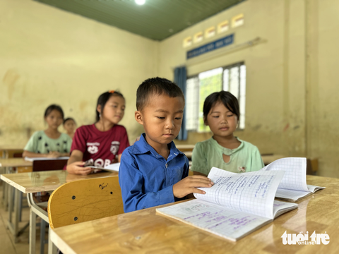 Niềm vui học trò khi có những bộ bàn ghế mới nhân ngày tựu trường - Ảnh: MINH PHƯƠNG Niềm vui học trò khi có những bộ bàn ghế mới nhân ngày tựu trường - Ảnh: MINH PHƯƠNG