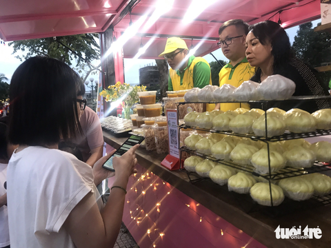 Khách đổ về phố ẩm thực xoài Cao Lãnh dịp 2-9 - Ảnh 1. Khách mua bánh và thanh toán điện tử - Ảnh: ĐẶNG TUYẾT