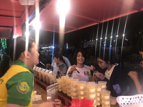 Khách đổ về phố ẩm thực xoài Cao Lãnh dịp 2-9 - Ảnh 2. Khách hào hứng thưởng thức bánh ngay tại quầy - Ảnh: ĐẶNG TUYẾT
