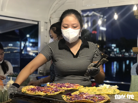 Khách đổ về phố ẩm thực xoài Cao Lãnh dịp 2-9 - Ảnh 5. Món bánh tráng xoài nướng