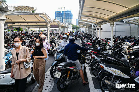 Hồ Tây, trung tâm thương mại ở Hà Nội kẹt cứng người vui chơi ngày nghỉ lễ - Ảnh 3. Từ đầu giờ chiều, chưa phải khung giờ cao điểm nhưng bãi đỗ xe trung tâm thương mại này không còn chỗ trống - Ảnh: HỒNG QUANG
